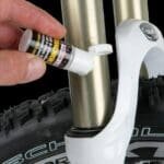 Dầu bôi trơn ty phuộc Finish Line Stanchion Fluoro Oil 15g - Ảnh 3